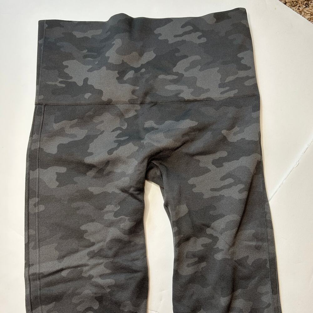 Spanx Look At Me Now Cropped Leggings in Sage Green XS - Picture 3 of 6